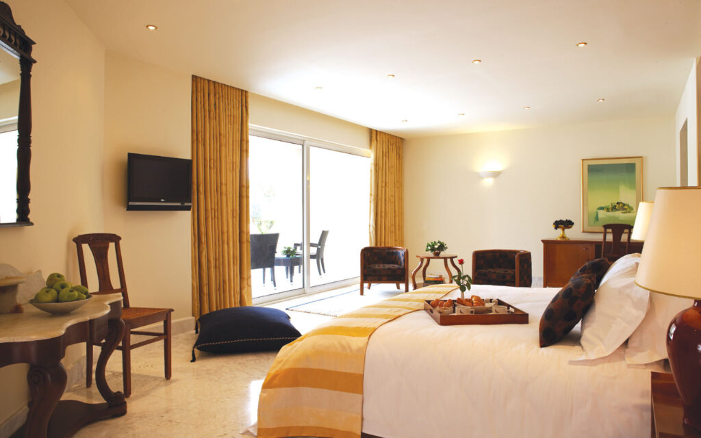 Classic suite pool view or direct access to the pool (ruby).jpg